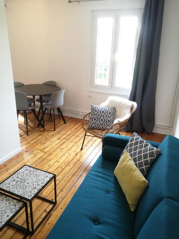 Living room of Villa Carlotta with parquet floors and a blue sofa